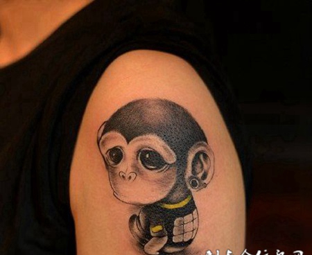 大臂呆萌的猴子纹身图案