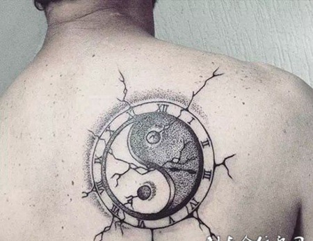 背部太极八卦图纹身图片