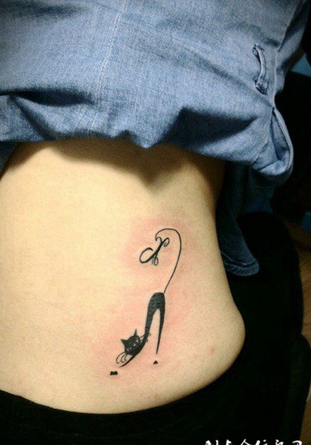 腰部小巧可爱的猫咪纹身图案