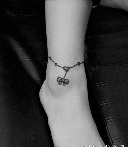 女生个性脚链蝴蝶结纹身图片