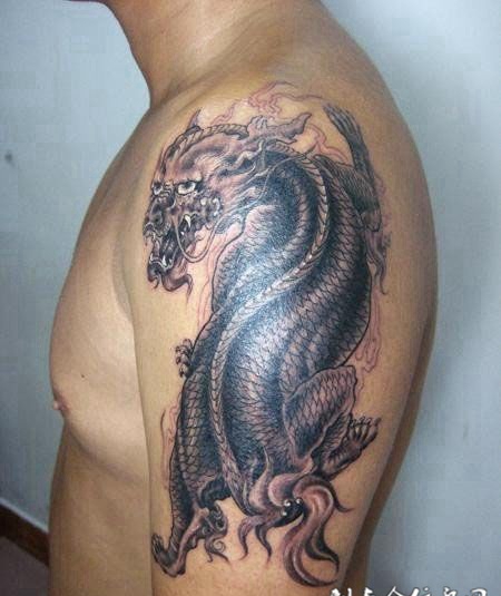 大臂黑灰色麒麟纹身图案