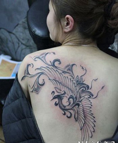 女生背部凤凰图腾纹身图片