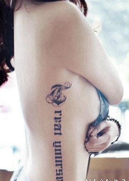 女生侧腰性感英文纹身图片