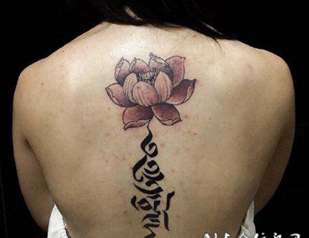 女生背部梵文纹身图片