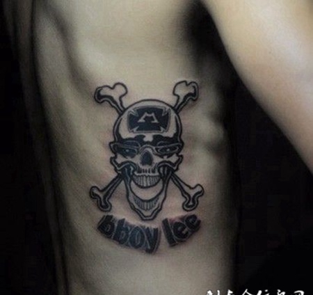 男人腰部骷髅英文刺青图案