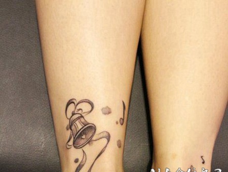 女生脚踝铃铛纹身图案