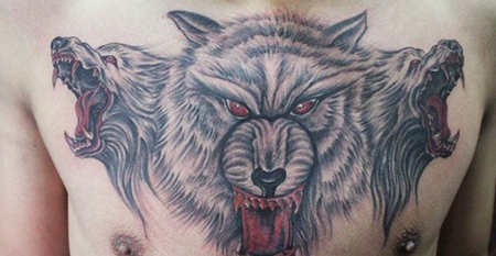 胸前的三个狼头纹身图案