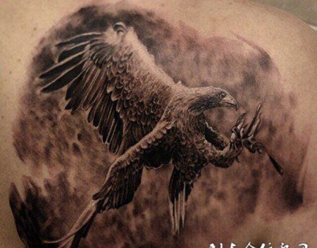 帅气的肩膀鹰纹身图片