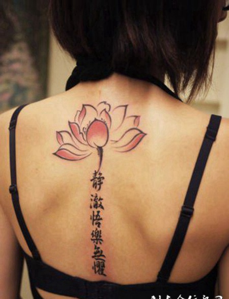 女生背部莲花文字纹身图案