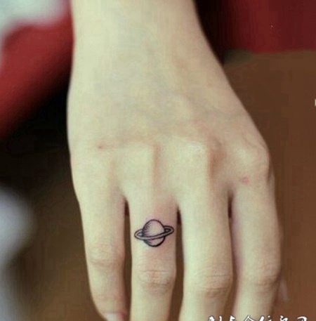 手指简单星球小纹身图案