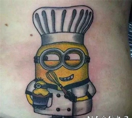 腰部可爱的小黄人纹身图案