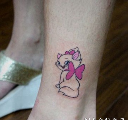 女生脚踝可爱小猫咪纹身图案