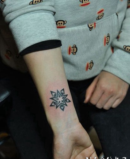 手腕个性的雪花纹身图案