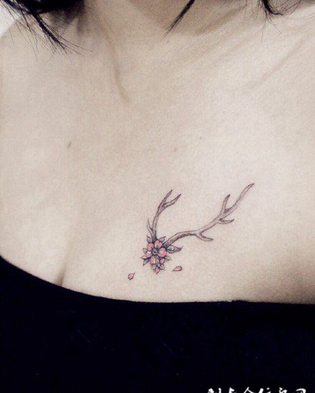 胸部性感的鹿角纹身图案