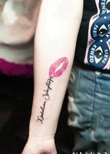 女生手臂粉色红唇英文纹身图案