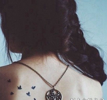 女生背部飞鸟纹身图案