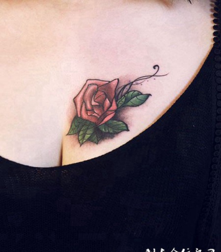 女生胸部性感的玫瑰纹身图片