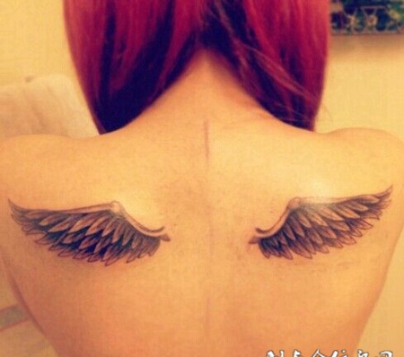 女生背部天使翅膀纹身图片