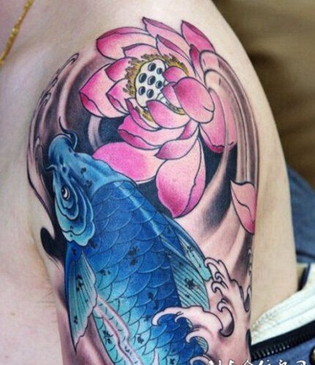 手臂蓝色的鲤鱼纹身图案