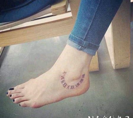 女生脚部拉丁文纹身图片
