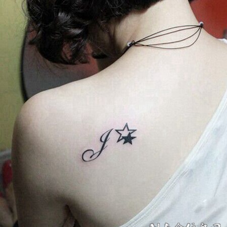 后肩膀简单小纹身图女生素材