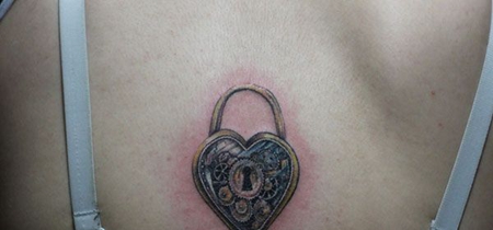 美女背部上的锁纹身图案