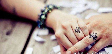 手指纹身戒指个线图片素材