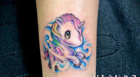 带角的马纹身图片欣赏