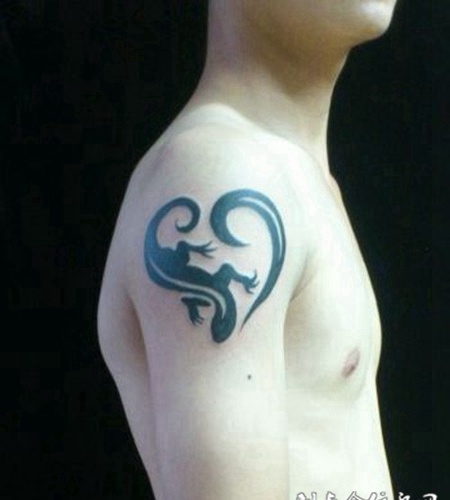 男生手臂肩部纹身图腾图片