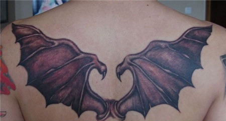 背部恶魔的翅膀纹身图案