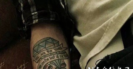 浪漫时尚的手臂纹身钻石带字图案