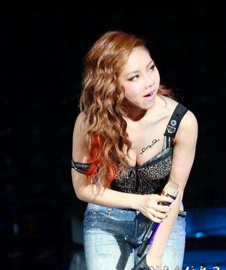 邓紫棋纹身演唱胸部显露英文刺青