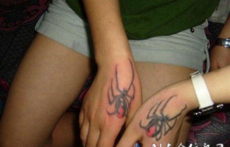 好看的情侣手背上的小纹身图案