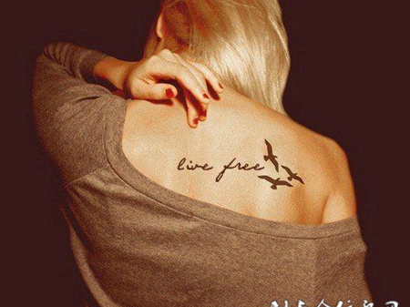 英文纹身后肩膀简单小纹身图女