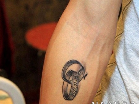 情侣戒指手臂纹身图案素材