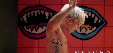 权志龙纹身图片帅气英文刺青