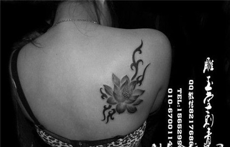 女生后肩膀莲花纹身图片