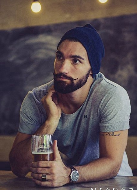 帅气男士上臂英文纹身图案