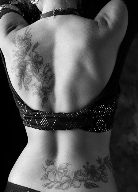 美女背部性感的花朵纹身图案