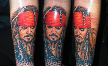 胳膊上的加勒比海盗肖像纹身