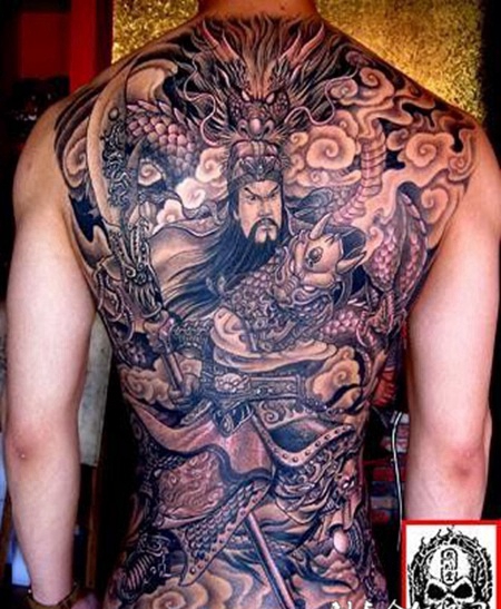 帅气满背关公盘龙纹身图案