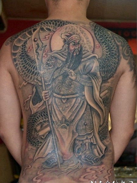 男生满背霸气的关公踏龙纹身图片