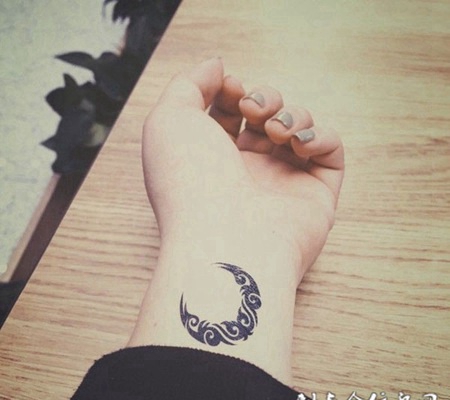 女生手腕月亮图腾纹身图案