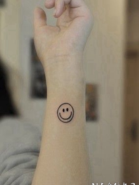 手腕笑脸纹身图案