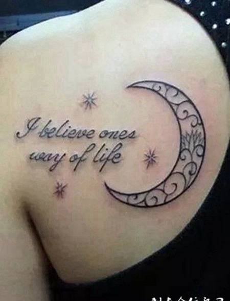 女生背部小清新月亮纹身图案