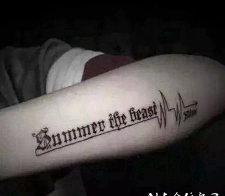 个性搬运工小哥手臂心电图纹身图片