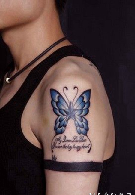 大臂蝴蝶加字母纹身图案