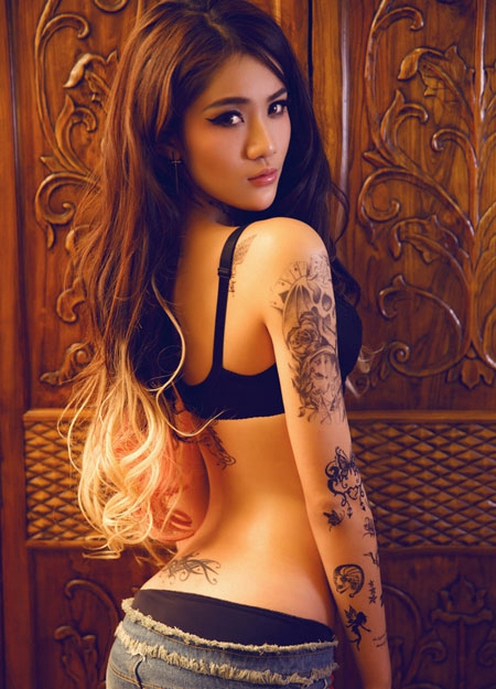 美女手臂性感恶魔翅膀纹身图片