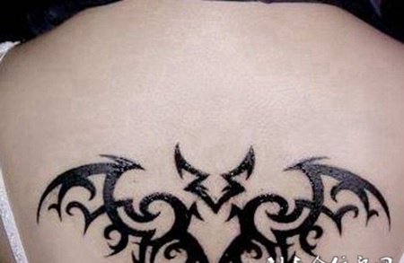 背部蝙蝠图腾纹身图片
