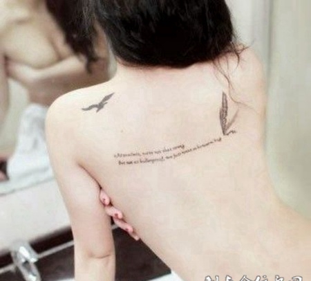 性感美女背部英文纹身图片